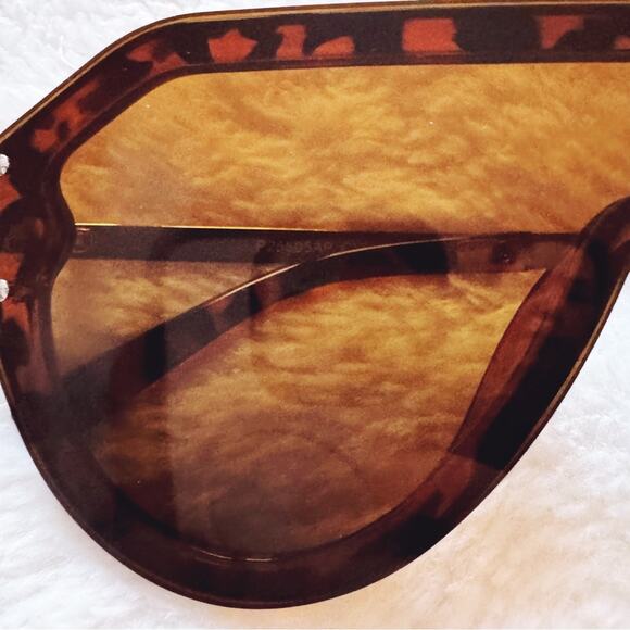 Clarissa Tortoise Brown Oversized Sunglasses - Picture 3 of 15